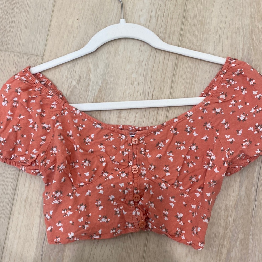 hollister top size XS